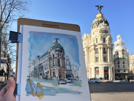 Edificio-Metrolopis-drawing-on-the-road